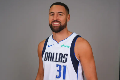 NBA／獨行俠K.湯普森「嗅鹽」表情爆笑！ESPN主播：到底在幹嘛？