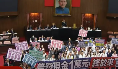 普發1萬三讀通過！綠委議場舉牌歡呼　他嗆爆：那之前是在XXXX？