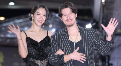 金鐘60》與周厚安紅毯大方合體！大霈披黑色蕾絲透視禮服bra若隱若現