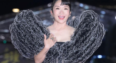 金鐘60》陶晶瑩超浮誇墊肩讓網友全傻了！牽兒子走紅毯成最吸睛母子檔