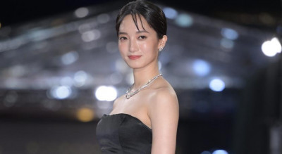 金鐘60》韓寧一甩《樹冠羞避》不修邊幅形象！黑白禮服＋閃耀珠寶撐腰超耀眼