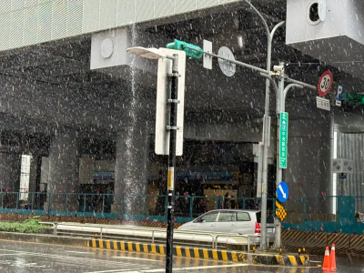 大雨狂炸關水門！北市17時只出不進　「紅黃線開放停車」範圍曝光