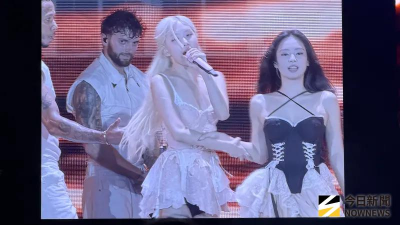 BLACKPINK Jennie高雄分心走錯位被Rosé神救援　粉絲猛批：認真點