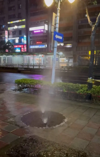 台北地底養鯨魚？人行道路面積淹水　兩水柱從孔洞狂噴出　