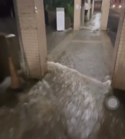 颱風共伴狂炸北台！政大秒變水樂園　學生崩潰：回宿舍像在溯溪