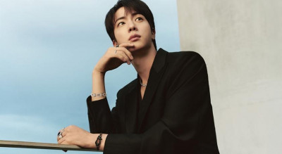 BTS Jin全新帥照黑色西裝眼神狂放電！全身戴滿FRED珠寶粉絲求同款