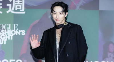 韓星李洙赫跨海挺台北時裝週!「行走費洛蒙」深V炸出胸肌 雨中發糖太撩人