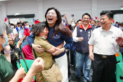 鄭麗文扛五面紅旗「以中國人自豪」！遊盈隆：顯然與真實民意脫節