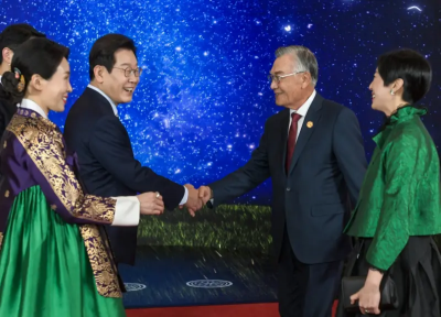 APEC晚宴登場!林信義偕愛女出席 南韓總統李在明誇:兩人長很像