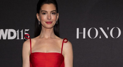 安海瑟薇身披超難駕馭大紅色洋裝毫不違和!一看竟是2003年款式