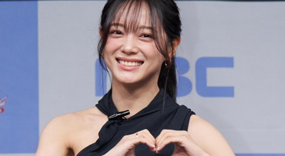 金世正黑色短洋裝、手比愛心讓粉絲全醉了！首次挑戰古裝劇坦言很緊張