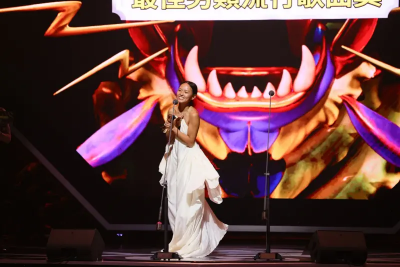 金音獎驚魂記！得獎者LÜCY上台前露點了　突消失HUSH幽默救援