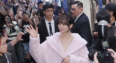 粉絲為看惠利漏夜排隊睡百貨門口！她中文告白：愛你 手貼手比心超寵粉