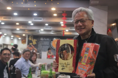 黃仁勳立冬補冬喫牛肉鍋！快閃台南　親切幫粉絲簽名留念