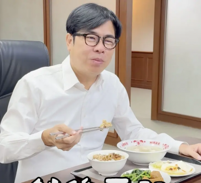 台灣豬回來了！侯友宜嗑滷肉飯　陳其邁喫肉燥飯　首長帶頭挺豬農