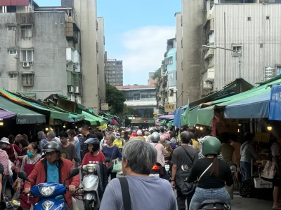 鳳凰颱風逼近！直擊台北市場　人潮搶買豬肉、蔬菜先囤耐放高麗菜