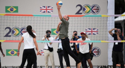 威廉王子化身「沙灘排球隊員」陪娃玩！赤腳摘錶上陣 揭愛家暖爸真實模樣