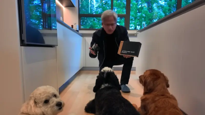 黃仁勳來台「趕回家看愛犬」！廚房講解新產品　3毛孩變聽眾萌爆