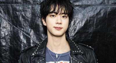 Jin演唱會化身白馬王子帥爆眼球！粉絲都在看他的鑽石項鍊爭相求同款