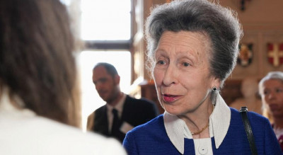 安妮公主出任務造型藏玄機！不靠珠寶憑「經典單品」致敬女王重現傳奇