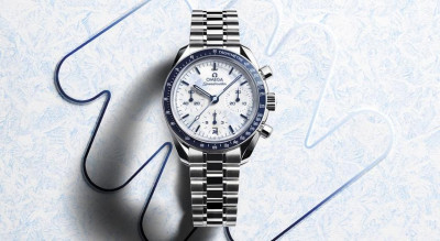 OMEGA最熱賣超霸登月錶推藍白限定版！錶盤呈現冬日雪景 專利錶帶舒適升級