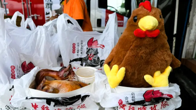 9縣市「周三沒放假」送100隻烤雞！鳳凰颱風減弱　老闆：雞都慌了