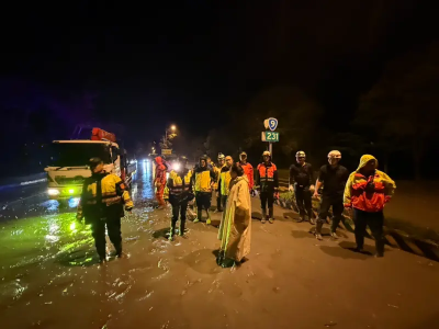 花蓮泥流再現！馬太鞍堰塞湖溢流到台9線　徐榛蔚勘災畫面曝光