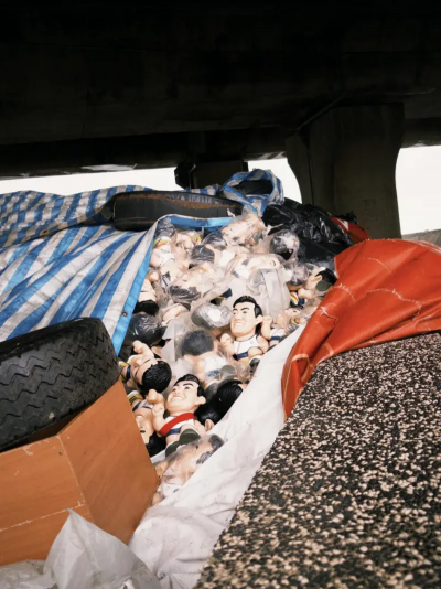 颱風吹出公仔山！總統就職絕版品堆滿橋下　民眾諷：英九們到處跑