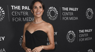 梅根裝高貴燈光一照才知糗大了！全黑造型竟犯這個低級錯誤 網酸：太廉價