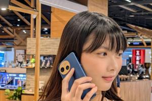 三宅一成操刀日系手機登台　5000 萬畫素雙鏡頭搭配 AI 變魔術