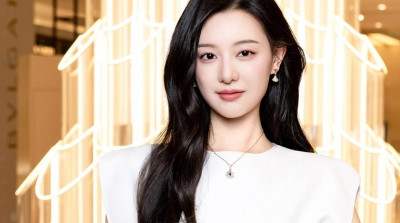 金智媛搶先過耶誕！披白色性感禮服、耀眼珠寶現身首爾百貨公司狂拍照