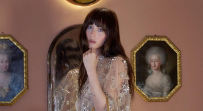 「格雷女」達珂塔強生胸前大片鏤空拍廣告！全網驚呼：裸成這樣也高級