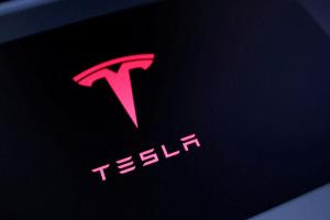 馬斯克妥協了！特斯拉正測試Apple CarPlay、上線時程曝光