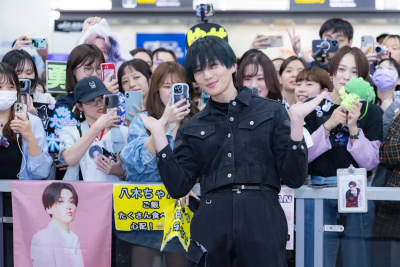 八木勇徵抵台400位粉絲接機！比YA還走近大家合照　寵粉全場尖叫