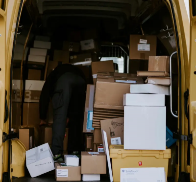 知名跨國電商遭爆iPhone 17塞信箱、包裹丟門口　業者：持續精進