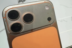 iPhone 17 Pro 宇宙橙再傳掉漆災情！濕紙巾擦完整台變色