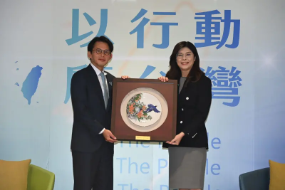 鄭黃會面！國民黨送藍白鵲圓盤　民眾黨回贈鎢絲燈泡「照亮台灣」