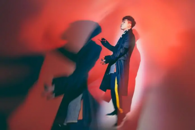 胡彥斌疑爆戀情！忘情激吻正妹兼自拍　女方疑是小16歲網紅易夢玲