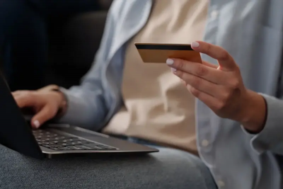 出國旅遊刷卡小心　結帳「選錯一鍵」多付3%還沒回饋