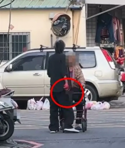 高雄男拿水果刀逛街嗆聲！高齡嬤腿腳不便遭攔截　進退兩難畫面曝