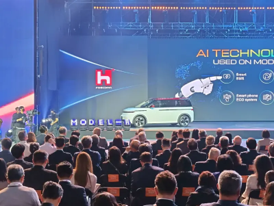 鴻海全新推出電動車Model A開進會場！搶攻日本、東南亞等市場