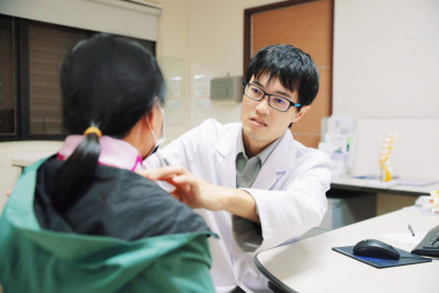 超市女員工低頭補貨傷頸椎 接受人工頸椎間盤置換術重拾健康