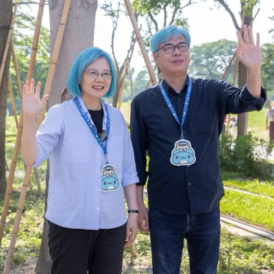 小英頂藍髮應援　台灣女兒子瑜帶TWICE來台開唱「與有榮焉」