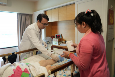 失能患者省去舟車勞頓 中醫到宅針灸助長者復能