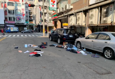 高雄同居2女大吵！5樓窗外噴出大量物品　箱子衣物砸中路旁轎車