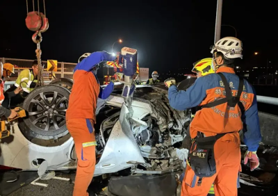 快訊／國1苗慄段晚間嚴重車禍！轎車高速自撞翻覆　駕駛受困命危