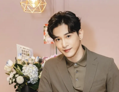 他穿阿伯拖鞋追垃圾車、鑰匙掛腰間！轉身一看竟是霸總專業戶男星