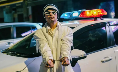 黃明志捲命案現身了！警局待75分鐘保釋延2週　全程噤聲快閃