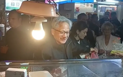 黃仁勳突襲通化夜市「阿婆水果」！開台語雙聲道：我來看妳的