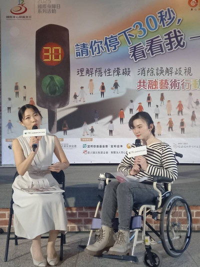 看著小腦萎縮症媽媽從搖晃到臥牀 她25歲發病 多麼痛的「復刻人生」